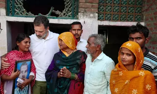 राहुल गांधी ने हरिओम वाल्मीकि के परिवार से की मुलाकात, बोले- मैं सीएम से चाहता हूं कि न्याय दिलाया जाए... राहुल गांधी ने हरिओम वाल्मीकि के परिवार से की मुलाकात, बोले- मैं सीएम से चाहता हूं कि न्याय दिलाया जाए...