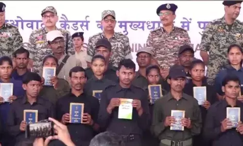 छत्तीसगढ़ पुलिस की बड़ी सफलता! 98 पुरुष और 110 महिलाएं समेत 208 नक्सलियों का सरेंडर छत्तीसगढ़ पुलिस की बड़ी सफलता! 98 पुरुष और 110 महिलाएं समेत 208 नक्सलियों का सरेंडर
