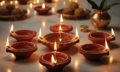 Dhanteras 2025: धनतेरस पर क्यों जलाए जाते हैं 13 दीपक? जानें हर दीपक का महत्व और सही स्थान Dhanteras 2025: धनतेरस पर क्यों जलाए जाते हैं 13 दीपक? जानें हर दीपक का महत्व और सही स्थान