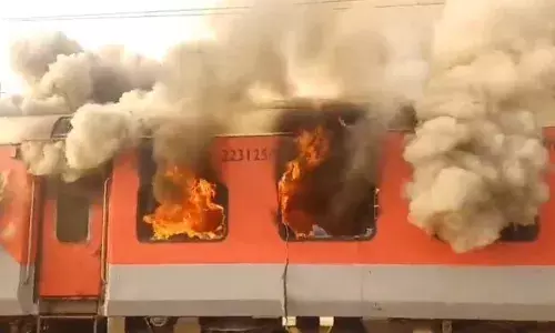 पंजाब में रेल हादसा! बिहार जाने वाली गरीब रथ एक्सप्रेस में लगी भीषण आग, महिला झुलसी, देखें वीडियो पंजाब में रेल हादसा! बिहार जाने वाली गरीब रथ एक्सप्रेस में लगी भीषण आग, महिला झुलसी, देखें वीडियो