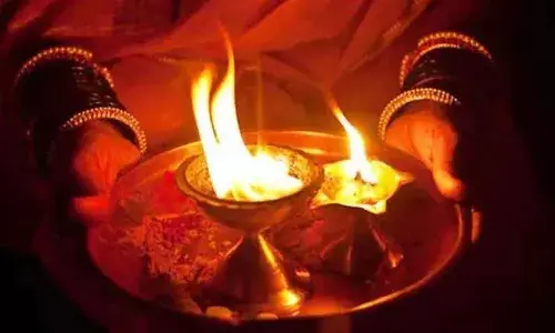 दीपक जलाने को लेकर भगवान बुद्ध ने क्या कहा था? जानें हिंदू धर्म में दीपक जलाने का फलदायी तरीका दीपक जलाने को लेकर भगवान बुद्ध ने क्या कहा था? जानें हिंदू धर्म में दीपक जलाने का फलदायी तरीका