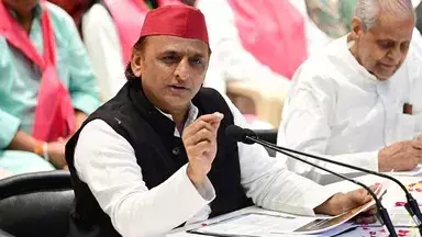 अखिलेश यादव का दीपोत्सव पर हमला-व्यंग: “दियों-मोमबत्तियों पर इतना खर्च क्यों?” अखिलेश यादव का दीपोत्सव पर हमला-व्यंग: “दियों-मोमबत्तियों पर इतना खर्च क्यों?”