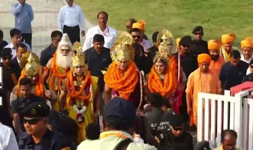 Jai Shree Ram : दीपोत्सव की भव्य शुरुआत, सीएम योगी ने खींचा शोभायात्रा का रथ Jai Shree Ram : दीपोत्सव की भव्य शुरुआत, सीएम योगी ने खींचा शोभायात्रा का रथ