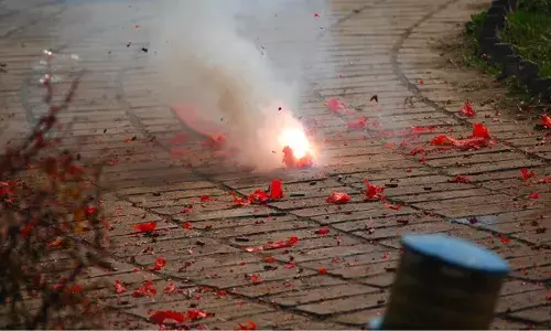 दिवाली पर दिल्ली की हवा हुई जहरीली, 38 में से 34 निगरानी केंद्र ‘रेड जोन’ में, कई इलाकों में AQI 400 पार दिवाली पर दिल्ली की हवा हुई जहरीली, 38 में से 34 निगरानी केंद्र ‘रेड जोन’ में, कई इलाकों में AQI 400 पार