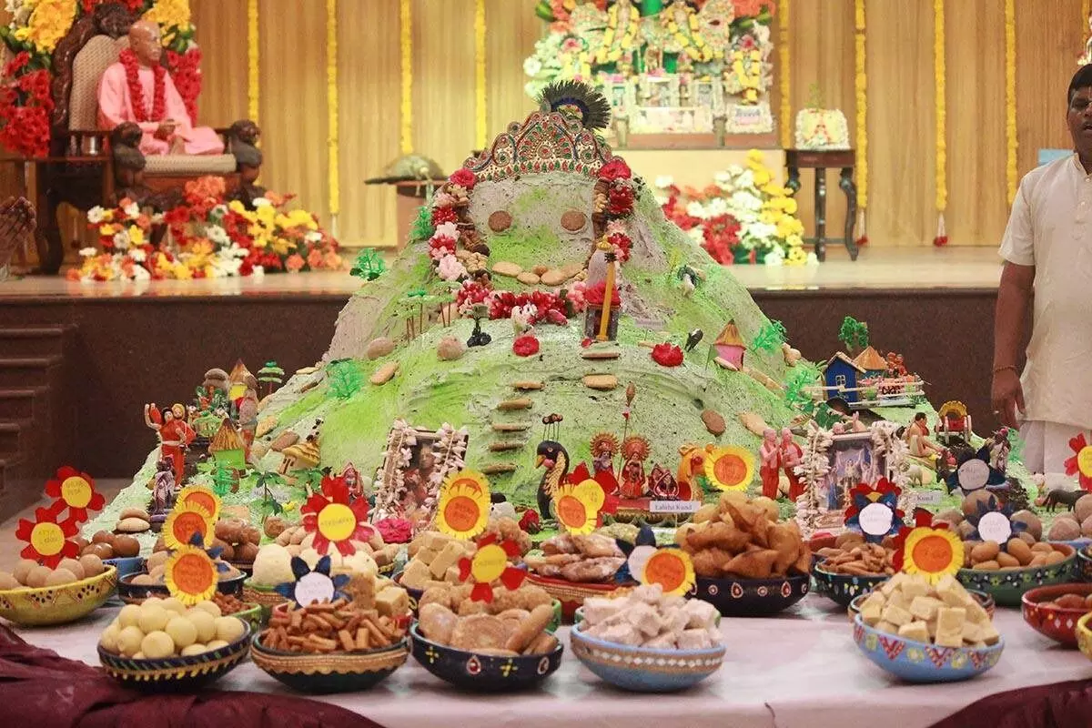 Goverdhan Puja Special: आज पढ़ें श्रीकृष्ण और इंद्र की दिलचस्प कथा! जानें क्या है पूजा विधि... Goverdhan Puja Special: आज पढ़ें श्रीकृष्ण और इंद्र की दिलचस्प कथा! जानें क्या है पूजा विधि...
