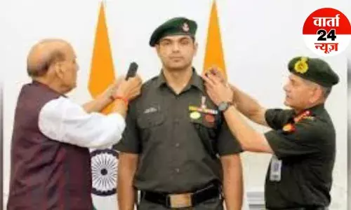 नीरज चोपड़ा बने लेफ्टिनेंट कर्नल, रक्षा मंत्री राजनाथ सिंह और सेना प्रमुख ने दी मानद उपाधि नीरज चोपड़ा बने लेफ्टिनेंट कर्नल, रक्षा मंत्री राजनाथ सिंह और सेना प्रमुख ने दी मानद उपाधि