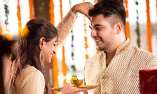 भाई-बहन के अटूट प्रेम का प्रतीक भाई दूज! यमराज और यमुना से जुड़ी है कहानी, जानें शुभ मूहूर्त भाई-बहन के अटूट प्रेम का प्रतीक भाई दूज! यमराज और यमुना से जुड़ी है कहानी, जानें शुभ मूहूर्त