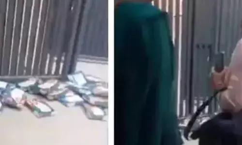 दिवाली पर सोन पापड़ी मिलने से भड़के कर्मचारी, फैक्ट्री के बाहर फेंके गिफ्ट पैकेट दिवाली पर सोन पापड़ी मिलने से भड़के कर्मचारी, फैक्ट्री के बाहर फेंके गिफ्ट पैकेट