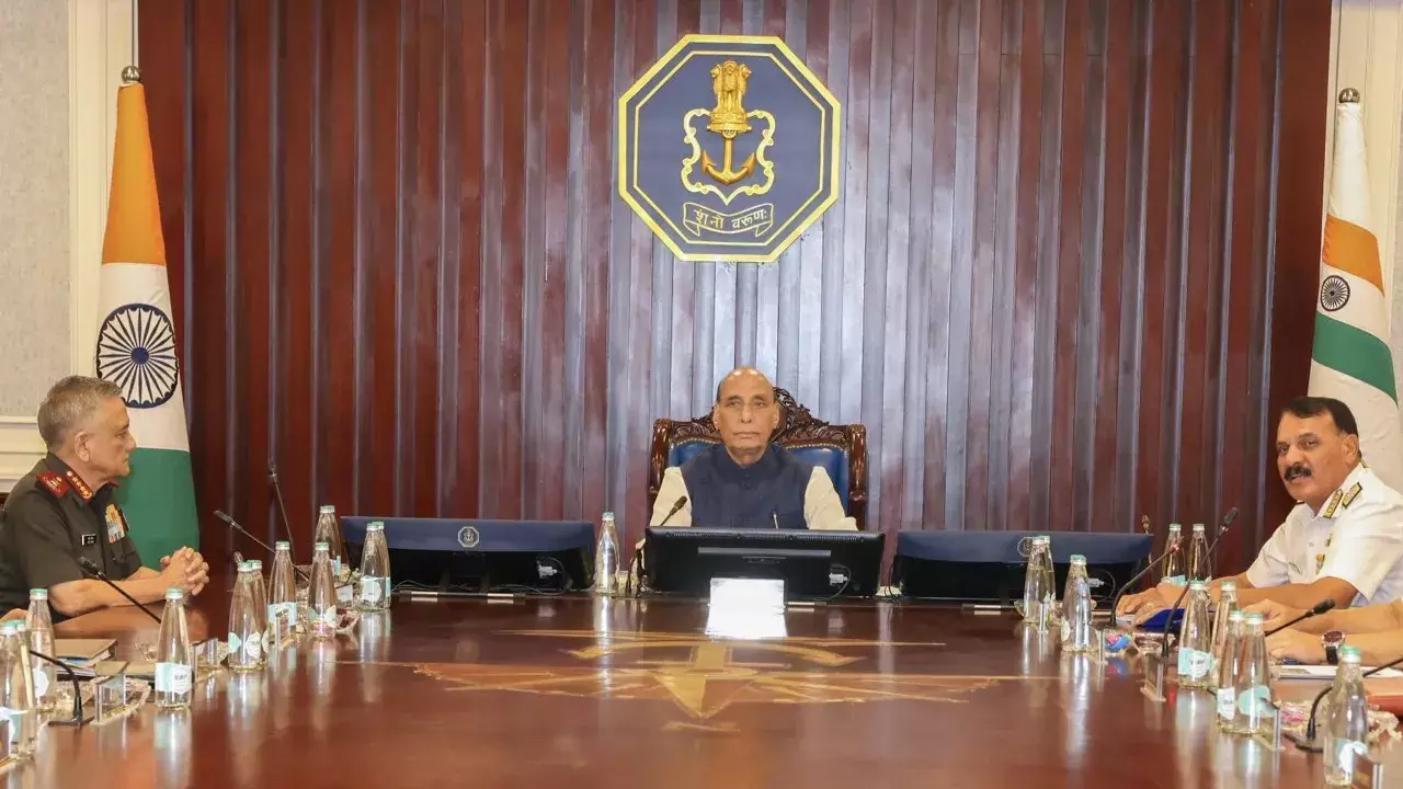 ऑपरेशन सिंदूर पर राजनाथ सिंह का बड़ा खुलासा, नौसेना ने पाकिस्तानी युद्धपोतों को तट से आगे नहीं बढ़ने दिया