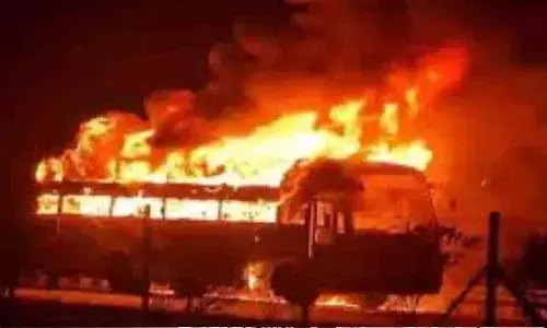 हैदराबाद-बेंगलुरु हाईवे पर दर्दनाक हादसा! बाइक से टक्कर के बाद बस में लगी आग, अब तक 20 लोगों की मौत हैदराबाद-बेंगलुरु हाईवे पर दर्दनाक हादसा! बाइक से टक्कर के बाद बस में लगी आग, अब तक 20 लोगों की मौत