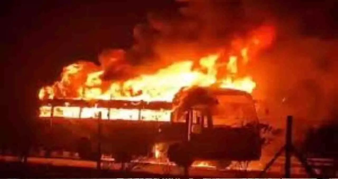 हैदराबाद-बेंगलुरु हाईवे पर दर्दनाक हादसा! बाइक से टक्कर के बाद बस में लगी आग, अब तक 20 लोगों की मौत हैदराबाद-बेंगलुरु हाईवे पर दर्दनाक हादसा! बाइक से टक्कर के बाद बस में लगी आग, अब तक 20 लोगों की मौत