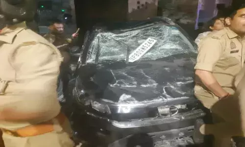 आगरा में तेज रफ्तार कार की चपेट में आने से पांच लोगों की मौत, जमीन पर बिछीं लाशें आगरा में तेज रफ्तार कार की चपेट में आने से पांच लोगों की मौत, जमीन पर बिछीं लाशें