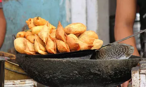 एक समोसे की कीमत ₹3 लाख? डॉक्टर ने बताया दिल का कनेक्शन, वायरल हुई चेतावनी एक समोसे की कीमत ₹3 लाख? डॉक्टर ने बताया दिल का कनेक्शन, वायरल हुई चेतावनी