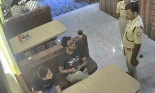 रेस्टोरेंट में भाई-बहन से पुलिस की बदसलूकी का वीडियो वायरल, एसओ को शोकॉज नोटिस रेस्टोरेंट में भाई-बहन से पुलिस की बदसलूकी का वीडियो वायरल, एसओ को शोकॉज नोटिस