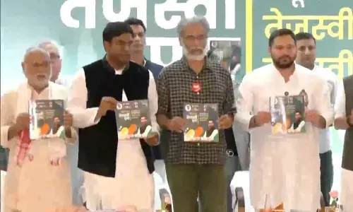 महागठबंधन ने जारी किया घोषणापत्र, तेजस्वी प्रण रखा नाम, पढ़ें घोषणापत्र का हर बिंदु महागठबंधन ने जारी किया घोषणापत्र, तेजस्वी प्रण रखा नाम, पढ़ें घोषणापत्र का हर बिंदु