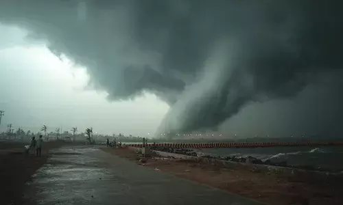 ‘मोंथा’ तूफान ने मचाई तबाही: 35 से अधिक उड़ानें रद्द, आंध्र प्रदेश के 19 जिलों में रेड अलर्ट जारी ‘मोंथा’ तूफान ने मचाई तबाही: 35 से अधिक उड़ानें रद्द, आंध्र प्रदेश के 19 जिलों में रेड अलर्ट जारी