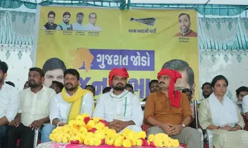 गुजरात में आप हुआ बमबम! BJP- Congress छोड़ आम आदमी पार्टी में शामिल हुए 7 हजार कार्यकर्ता, जानें पूरा मामला गुजरात में आप हुआ बमबम! BJP- Congress छोड़ आम आदमी पार्टी में शामिल हुए 7 हजार कार्यकर्ता, जानें पूरा मामला