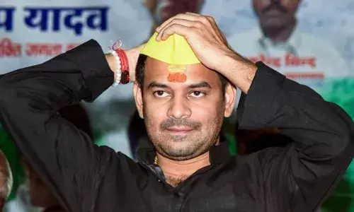 चुनावी सभा करने पहुंचे तेज प्रताप यादव की फजीहत! RJD समर्थकों ने काफिले पर की पत्थरबाजी, तेजस्वी यादव जिंदाबाद के लगाए नारे