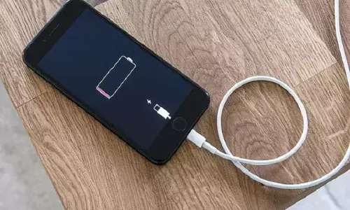 कही आप भी तो रातभर मोबाइल को चार्जिंग पर नहीं छोड़ देते, तो जान लें ये खतरनाक नुकसान, कभी नहीं करेंगे ये गलती!