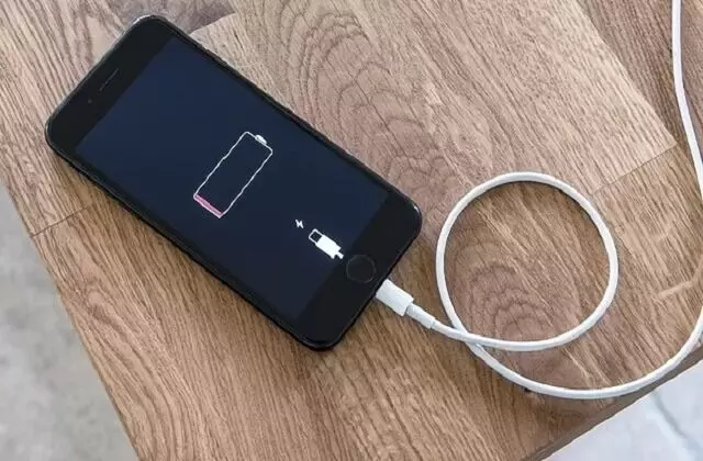 कही आप भी तो रातभर मोबाइल को चार्जिंग पर नहीं छोड़ देते, तो जान लें ये खतरनाक नुकसान, कभी नहीं करेंगे ये गलती! कही आप भी तो रातभर मोबाइल को चार्जिंग पर नहीं छोड़ देते, तो जान लें ये खतरनाक नुकसान, कभी नहीं करेंगे ये गलती!