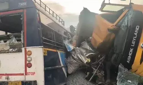 भीषण हादसा: तेलंगाना में बस और ट्रक की टक्कर में 17 लोगों की मौत, कई घायल