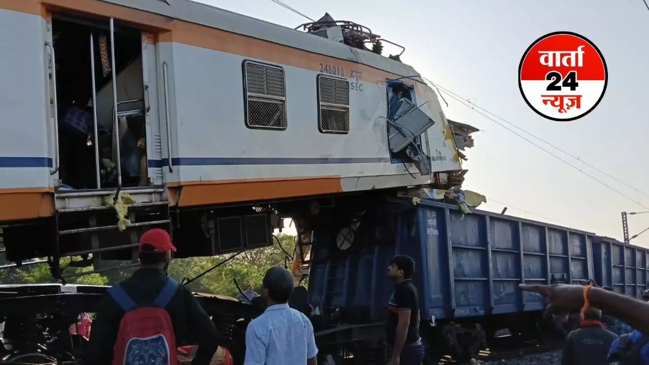 छत्तीसगढ़ के बिलासपुर में पैसेंजर ट्रेन और मालगाड़ी में भीषण टक्कर, 6 की मौत, कई घायल, देखें वीडियो छत्तीसगढ़ के बिलासपुर में पैसेंजर ट्रेन और मालगाड़ी में भीषण टक्कर, 6 की मौत, कई घायल, देखें वीडियो