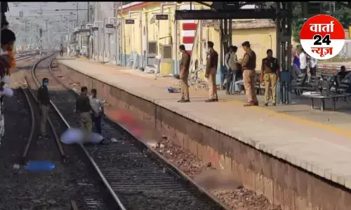 मिर्जापुर के चुनार में दर्दनाक हादसा: कालका मेल ट्रेन की चपेट में आए 6 श्रद्धालुओं की मौत! कार्तिक पूर्णिमा पर गंगा स्नान करने जा रहे थे मिर्जापुर के चुनार में दर्दनाक हादसा: कालका मेल ट्रेन की चपेट में आए 6 श्रद्धालुओं की मौत! कार्तिक पूर्णिमा पर गंगा स्नान करने जा रहे थे