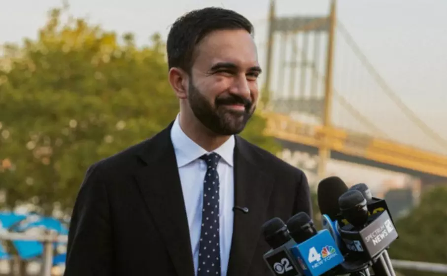 ट्रंप समर्थित प्रत्याशी को हरा कर भारतवंशी जोहरान ममदानी डेमोक्रेटिक पार्टी से न्यूयॉर्क के मेयर बने, जानें ममदानी का इंडिया कनेक्शन ट्रंप समर्थित प्रत्याशी को हरा कर भारतवंशी जोहरान ममदानी डेमोक्रेटिक पार्टी से न्यूयॉर्क के मेयर बने, जानें ममदानी का इंडिया कनेक्शन