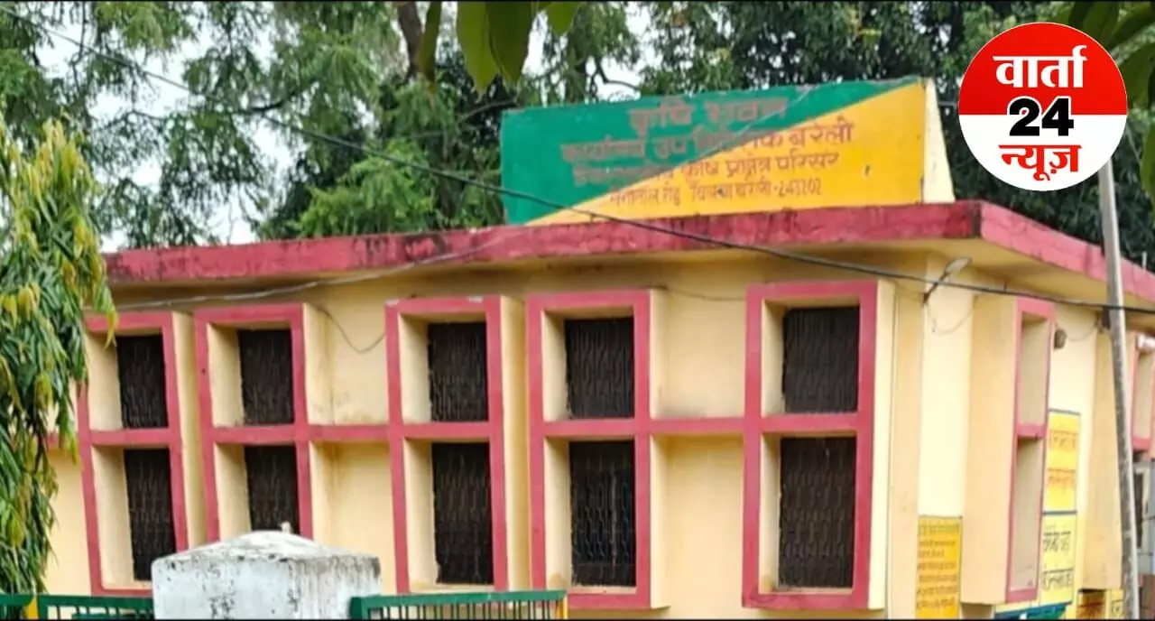 सर्दी आ गई है, मैं रूम में अकेले रहता हूं आ जाया करो...रंगीन मिजाज के अफसर के इस डायलॉग से महिला कर्मचारी भयभीत! जानें पूरा मामला सर्दी आ गई है, मैं रूम में अकेले रहता हूं आ जाया करो...रंगीन मिजाज के अफसर के इस डायलॉग से महिला कर्मचारी भयभीत! जानें पूरा मामला