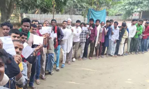 बिहार विधानसभा चुनाव के पहले चरण के लिए डाले जा रहे वोट, 18 जिलों की 121 विधानसभा सीट पर हो रहा मतदान बिहार विधानसभा चुनाव के पहले चरण के लिए डाले जा रहे वोट, 18 जिलों की 121 विधानसभा सीट पर हो रहा मतदान