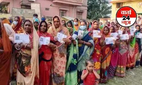BIHAR ELECTION: 121 सीटों पर 53.77 प्रतिशत मतदान, पटना में सबसे कम 48.69% वोटिंग, बेगूसराय में सबसे अधिक