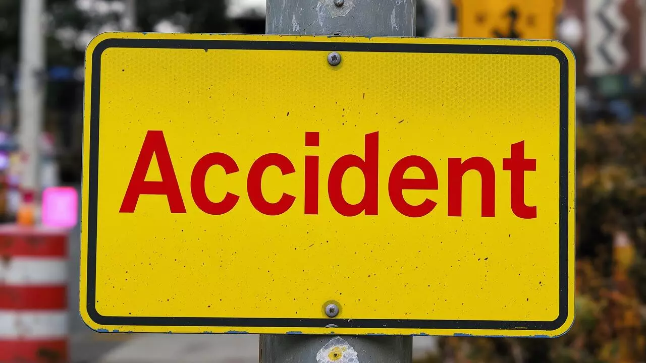 हाथरस में भीषण सड़क हादसा: रोडवेज बस से टकराया दूध का टैंकर, बच्चे समेत चार की मौत, 28 घायल हाथरस में भीषण सड़क हादसा: रोडवेज बस से टकराया दूध का टैंकर, बच्चे समेत चार की मौत, 28 घायल