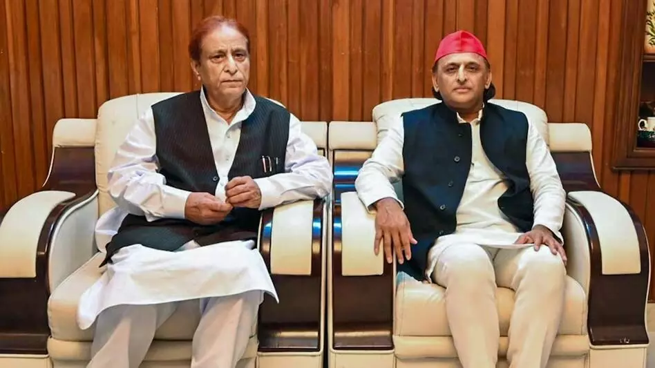 मुझ पर जो गुजरी वह बताने आया था... अखिलेश से मिलने के बाद बोले आजम... दोनों की सीक्रेट मुलाकात से सियासी हलचल मुझ पर जो गुजरी वह बताने आया था... अखिलेश से मिलने के बाद बोले आजम... दोनों की सीक्रेट मुलाकात से सियासी हलचल