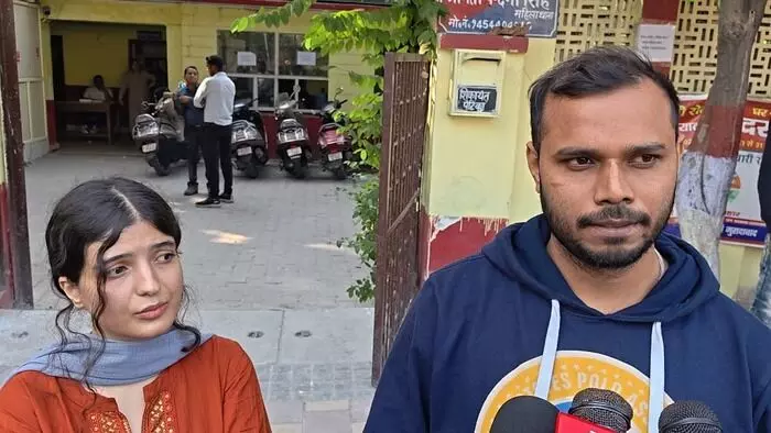 विदेशी बहू और सास में किच-किच! सास-ननद पर लगाया पति के साथ निजी वीडियो बनाकर ब्लैकमेलिंग का आरोप, जानें मामला विदेशी बहू और सास में किच-किच! सास-ननद पर लगाया पति के साथ निजी वीडियो बनाकर ब्लैकमेलिंग का आरोप, जानें मामला