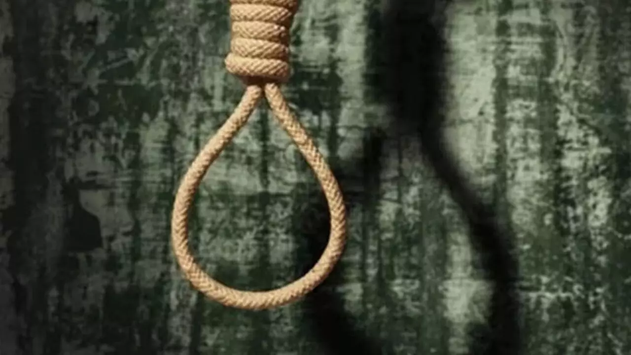 सुसाइड नोट में लिखा- घर वाले खुश रहें, मरने के बाद मैं भी खुश रहूंगा… नीट छात्र ने हॉस्टल में लगाई फांसी सुसाइड नोट में लिखा- घर वाले खुश रहें, मरने के बाद मैं भी खुश रहूंगा… नीट छात्र ने हॉस्टल में लगाई फांसी