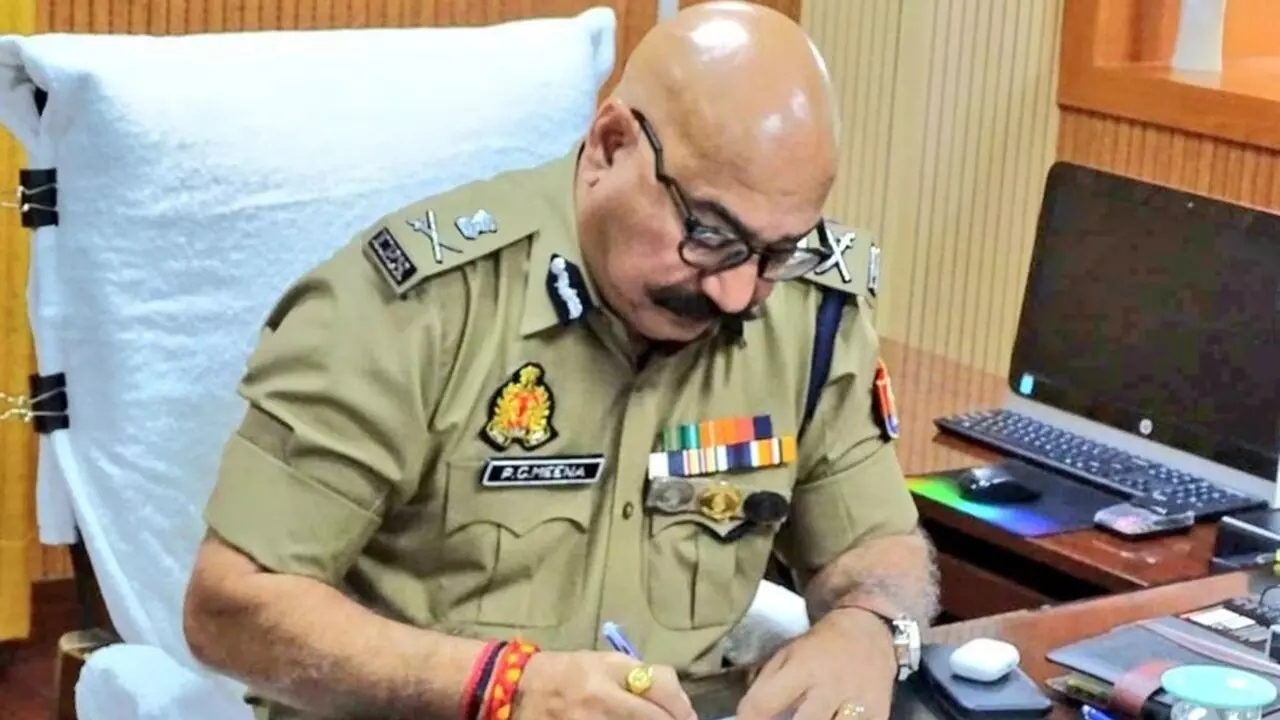 ललितपुर जेल प्रकरण पर डीजी जेल के सख्त तेवर, लापरवाही पर अफसरों-कर्मचारियों पर गिरेगी गाज ललितपुर जेल प्रकरण पर डीजी जेल के सख्त तेवर, लापरवाही पर अफसरों-कर्मचारियों पर गिरेगी गाज