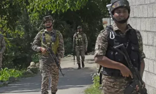 कश्मीर के कुपवाड़ा में भारतीय सेना की आतंकवादियों के साथ मुठभेड़, दो आतंकी मार गिराए कश्मीर के कुपवाड़ा में भारतीय सेना की आतंकवादियों के साथ मुठभेड़, दो आतंकी मार गिराए