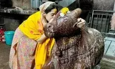 क्यों मांगी जाती है नंदी के कान में मनोकामना? जानिए इसके पीछे की मान्यताएं और इतिहास