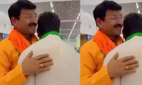 का हाल बा...खेसारी लाल यादव ने मनोज तिवारी को लगाया गले, लोग रह गए अवाक, देखें वीडियो का हाल बा...खेसारी लाल यादव ने मनोज तिवारी को लगाया गले, लोग रह गए अवाक, देखें वीडियो