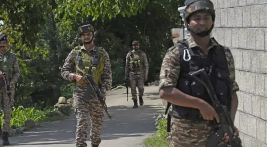 कश्मीर के कुपवाड़ा में भारतीय सेना की आतंकवादियों के साथ मुठभेड़, दो आतंकी मार गिराए कश्मीर के कुपवाड़ा में भारतीय सेना की आतंकवादियों के साथ मुठभेड़, दो आतंकी मार गिराए