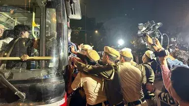 दिल्ली में वायु प्रदूषण पर इंडिया गेट पर प्रदर्शन, कई लोग हिरासत में लिए गए दिल्ली में वायु प्रदूषण पर इंडिया गेट पर प्रदर्शन, कई लोग हिरासत में लिए गए