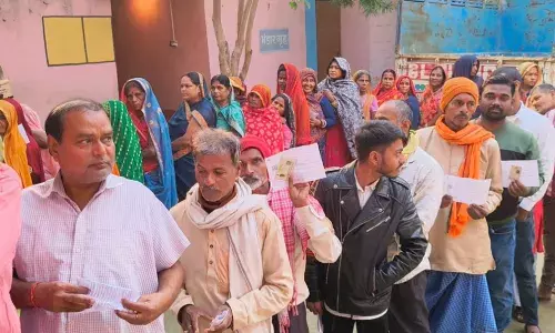 Bihar Election: 122 विधानसभा क्षेत्रों में मतदान जारी, मतदाताओं की लगी है लंबी लाइन