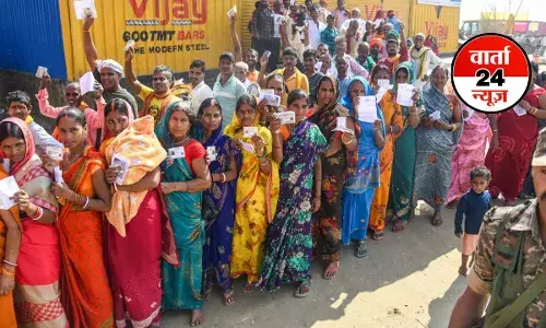 BIHAR ELECTION: दूसरे चरण में बंपर वोटिंग जारी! दोपहर एक बजे तक 47.62 फीसदी हुआ मतदान BIHAR ELECTION: दूसरे चरण में बंपर वोटिंग जारी! दोपहर एक बजे तक 47.62 फीसदी हुआ मतदान