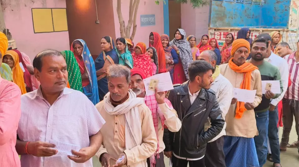 Bihar Election: 122 विधानसभा क्षेत्रों में मतदान जारी, मतदाताओं की लगी है लंबी लाइन