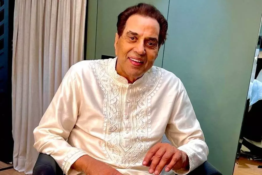 दिग्गज कलाकार धर्मेंद्र के निधन की खबरें गलत, हेमा मालिनी और ईशा देओल ने दिया हेल्थ अपडेट, कहा- हालत स्थिर है