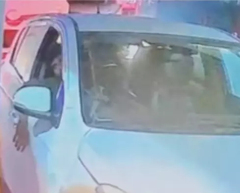 DELHI BLAST: दिल्ली धमाके से ठीक पहले टोल टैक्स पर दिखा कार में बैठा संदिग्ध हमलावर, काला मास्क लगाया था...