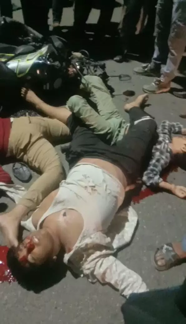 रफ्तार का कहर : तेज रफ्तार ट्रक की टक्कर से बाइक सवार तीन किशोरों की मौत, परिवार में मातम