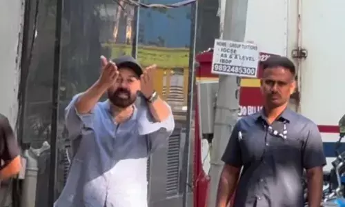 शर्म नहीं आ रही... धर्मेंद्र के घर के बाहर खड़े पैपराजी पर बरसें सनी देओल, जानें क्या कहा