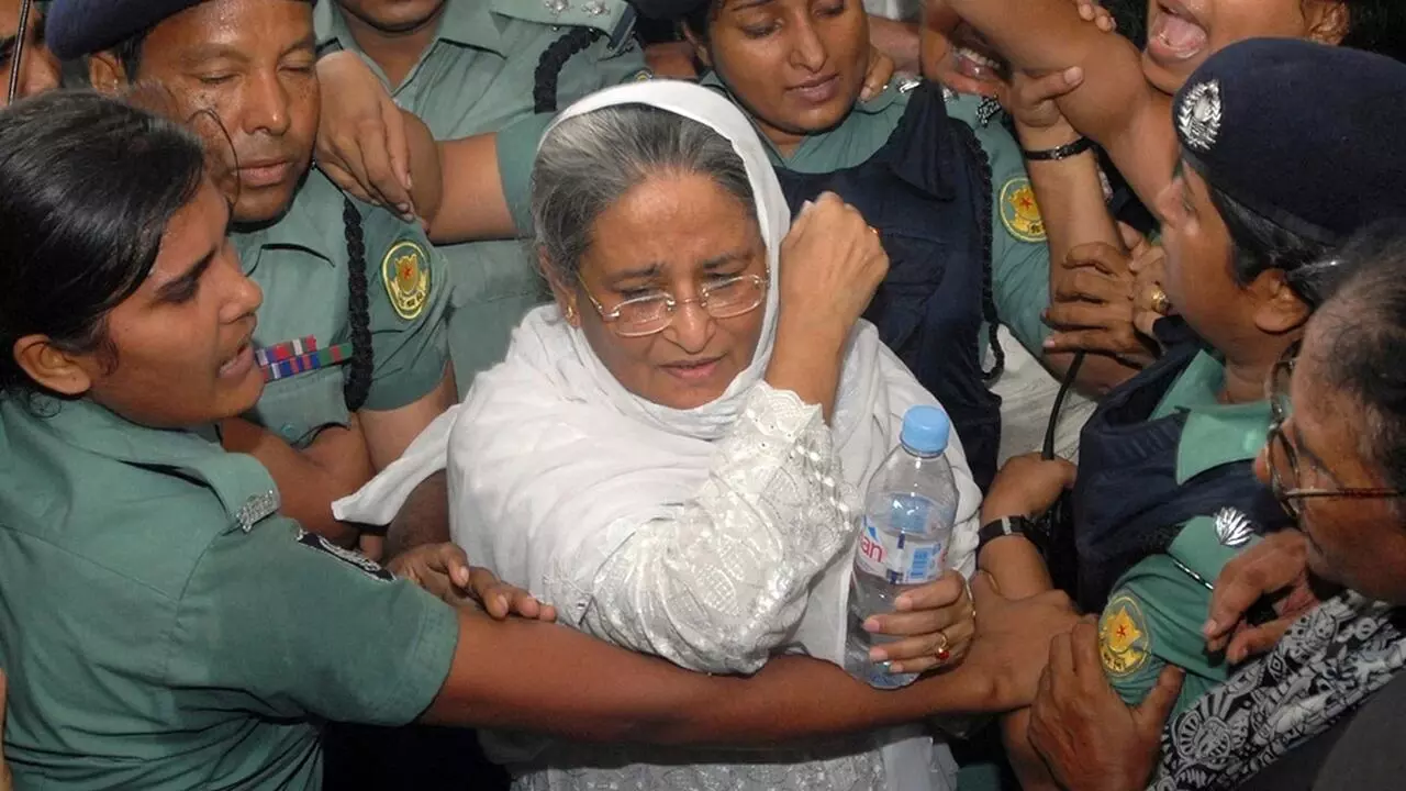 शेख हसीना को मिली मौत की सजा? बांग्लादेश में फैसले से पहले तनाव, अदालत में आज आएगा बड़ा निर्णय शेख हसीना को मिली मौत की सजा? बांग्लादेश में फैसले से पहले तनाव, अदालत में आज आएगा बड़ा निर्णय
