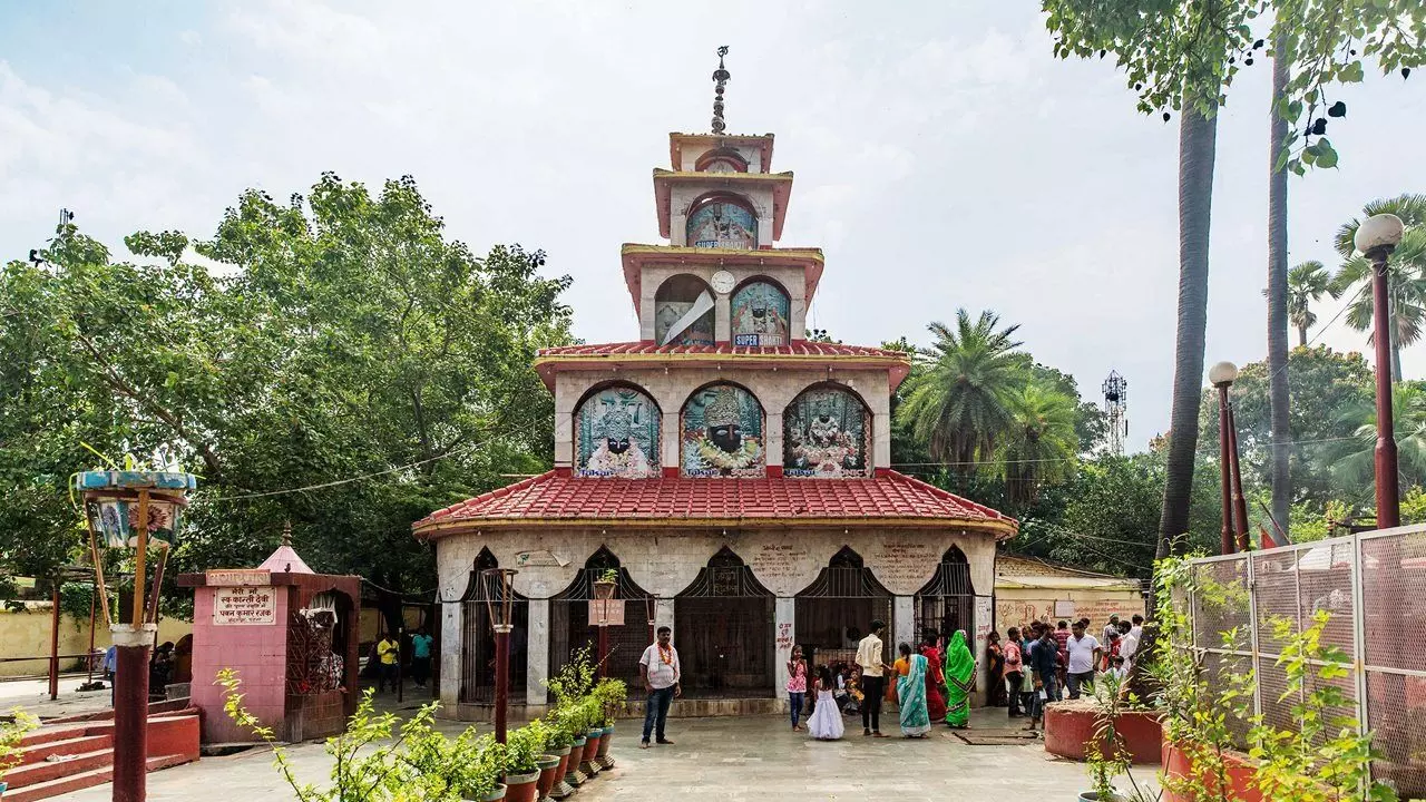 अगर करना हो रोगों का निवारण तो जाएं शीतला माता के दरबार! जानें एक चमत्कारी कुएं के रहस्य के बारे में अगर करना हो रोगों का निवारण तो जाएं शीतला माता के दरबार! जानें एक चमत्कारी कुएं के रहस्य के बारे में